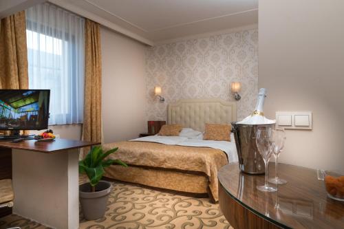 Golden Ball Club Wellness Hotel & Spa in ジュール