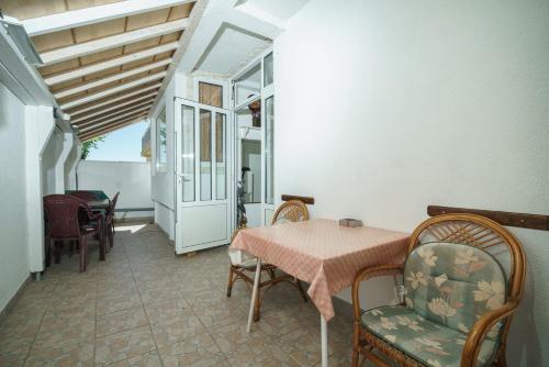 One-Bedroom Apartment image 9