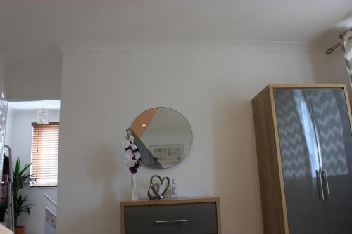 Dwellers Delight Luxury Stay Serviced Accommodation, Chigwell, 3 bedroom House, Upto 7 Guests, Free Wifi & Parking - image 4