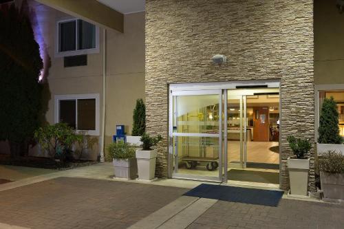 Holiday Inn Express Hotels & Suites Burlington, an IHG Hotel