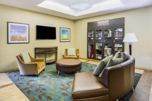 Candlewood Suites Virginia Beach Town Center an IHG Hotel - image 4