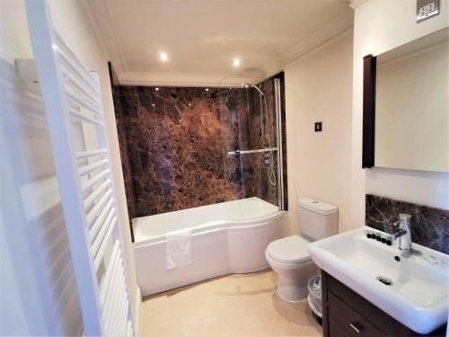 The Clarendon Royal Hotel - image 7