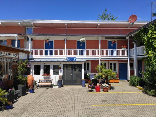 Max Motel
