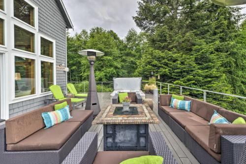 Whidbey Island Oasis with Hot Tub and Cabana!