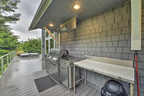 Whidbey Island Oasis with Hot Tub and Cabana!