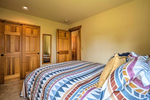 Eagle Crest Retreat with Deck and Resort Access! - image 5
