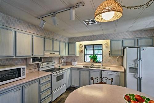 House with Golf Course View and Pool Access!, Mesa (zdjęcie 9)