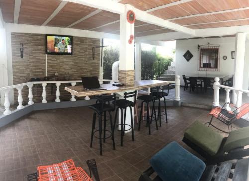 Koplietošanas atpūtas telpa ar TV, La Luna by JR in Puerto Salgar