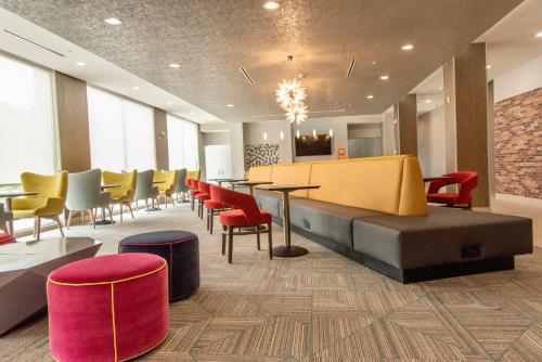 La Quinta Inn & Suites by Wyndham Lake City - image 13