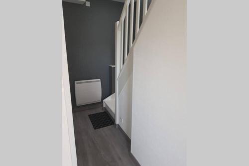 Agréable maison neuve, 4 personnes, piscine bois privée du 15 juin à mi-septembre