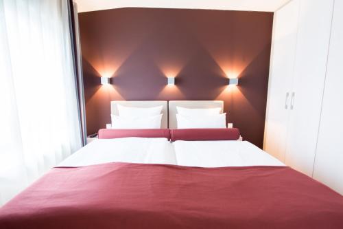 1 king bed, 1 sofa bed