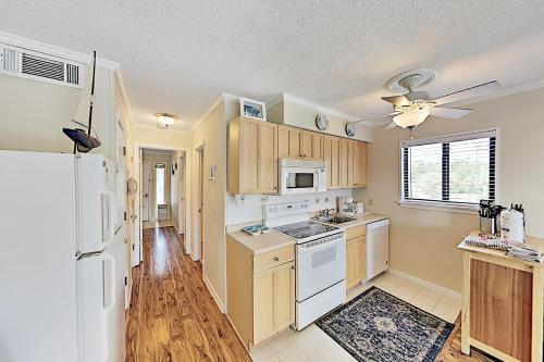 Luxe Full-Service Beach Resort with Tennis & Pool condo - image 3