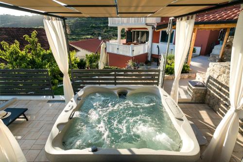 Family holiday house with jacuzzi