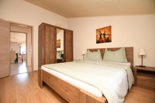 1 queen bed, 2 sofa beds