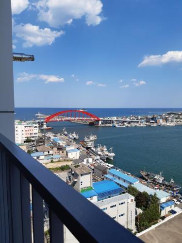 Balcony/terrace, Sunrise-Hotel 11F 주니어스위트( 1.5룸-35㎡)  바다와 호수-뷰 in Sokcho-si