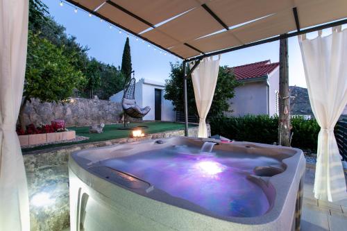 Family holiday house with jacuzzi