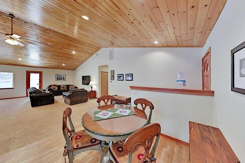 Sparkling Tahoe Donner Home: Private 2-Car Garage home - image 7