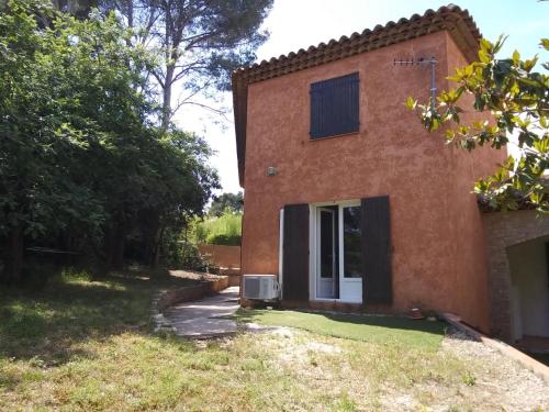 Maison en forêt les pieds dans l'eau gîte à louer Jouglas