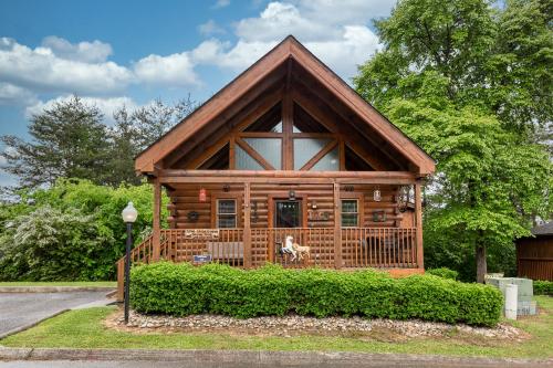 Wild West: Pin Oak Resort Cabin in the Heart of Pigeon Forge, Hot Tub and Resort Pool! 