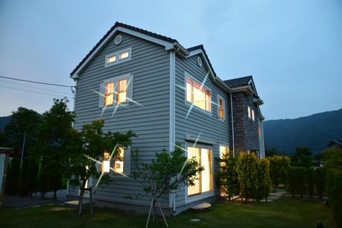 Kawaguchiko Cottage Minami - Accommodation - Fujikawaguchiko