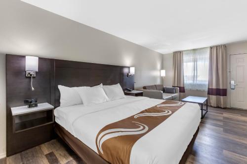 1 king bed, 1 sofa bed