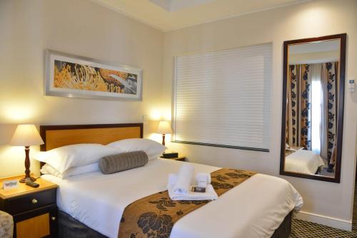 Guestroom, City Lodge Hotel GrandWest near Cape Town International Airport