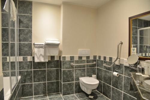 Bathroom, City Lodge Hotel GrandWest near Cape Town International Airport
