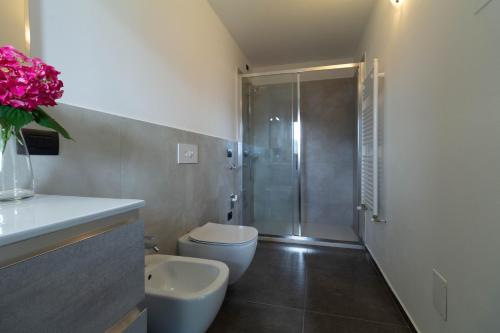 Bathroom, Mamma Ciccia Holiday Home - Romantic Lake View in Mandello Del Lario
