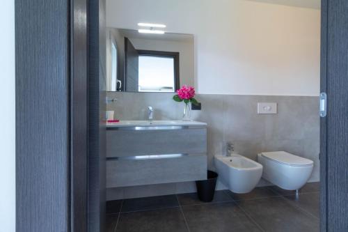 Bathroom, Mamma Ciccia Holiday Home - Romantic Lake View in Mandello Del Lario