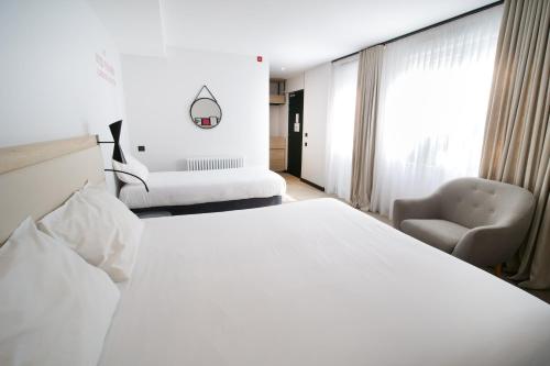 1 queen bed, 1 twin bed