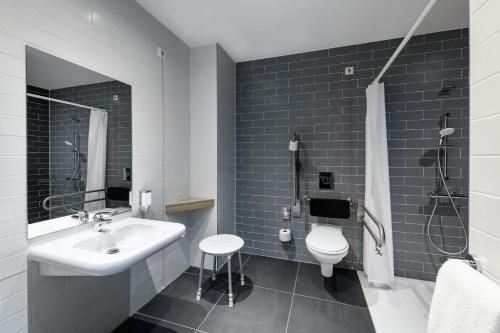 Double Room - Mobility Access with Roll-in Shower