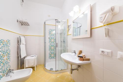 Triple Room with Sea View image 6