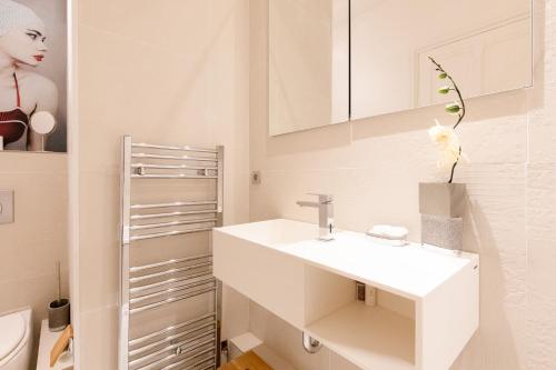 Palais area: Modern 4 bedrooms/ 4 baths - image 4