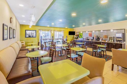 La Quinta by Wyndham Floresville in Floresville, USA
