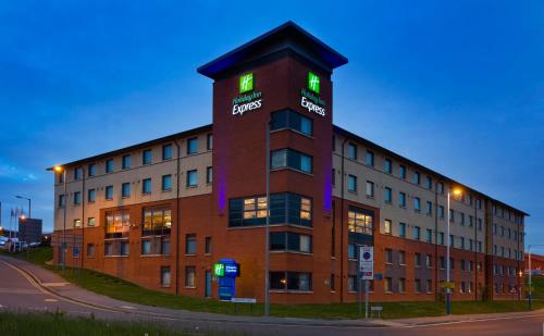 Exterior view, Holiday Inn Express London Luton Airport in Luton Airport