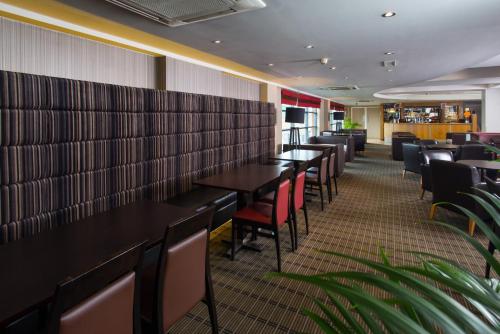 Holiday Inn Express London Luton Airport an IHG Hotel - image 6