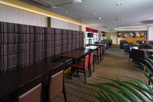 Food and beverages, Holiday Inn Express London Luton Airport in Luton Airport
