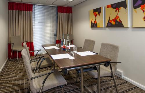 Holiday Inn Express London Luton Airport an IHG Hotel - image 14