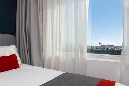 Holiday Inn Express London Luton Airport an IHG Hotel - image 11