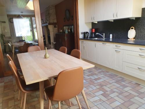 Close to centre, 3 rooms, 2 bathr & wc, free parking & wifi, spacious living area & kitchen