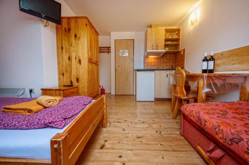 2 twin beds, 1 sofa bed