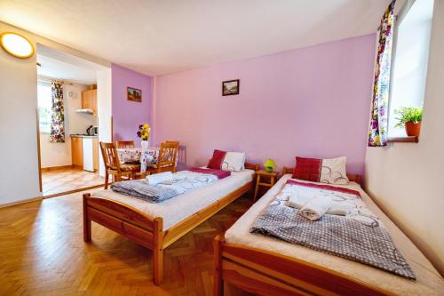 5 twin beds