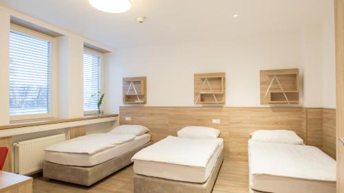 3 twin beds