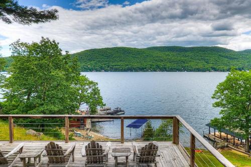 Waterfront Lake George Cabin Walk to Water in Lake George, USA