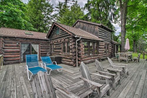 Waterfront Lake George Cabin Walk to Water in Lake George, USA