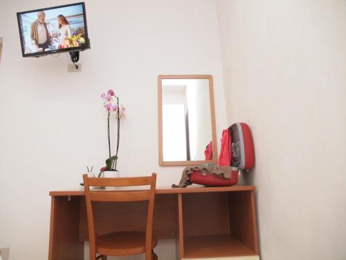 Classic Economy Double Room- Basement image 10