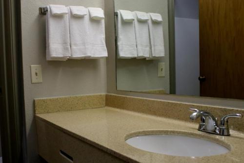 Days Inn & Suites by Wyndham Bloomington/Normal IL - image 6