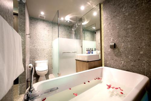 room detail thumbnail 2