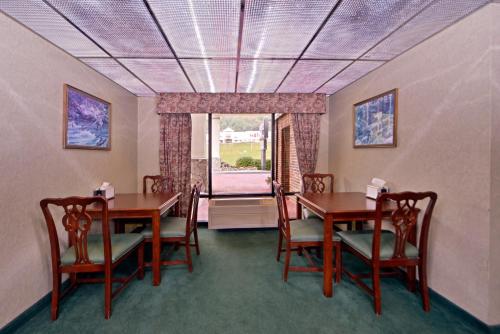 Nations Inn - West Jefferson - 로비