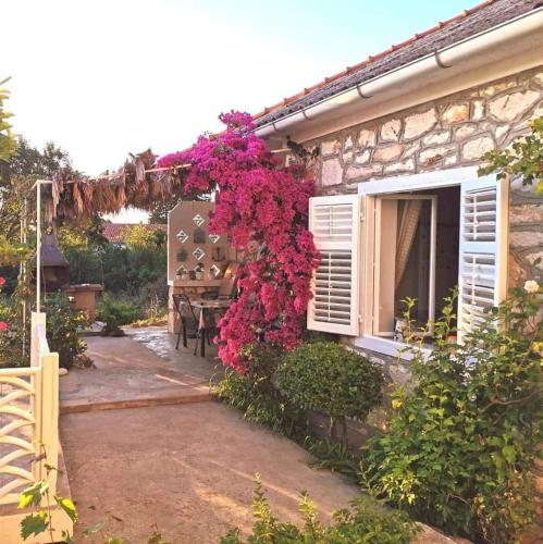 Adorable Summer house by the sea